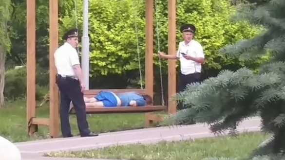 «Самое милое видео»: полицейские в Анапе убаюкивали выпившего мужчину (ВИДЕО) | Русская весна