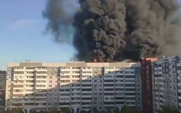 Серьёзный пожар в Тюмени: пылает крыша жилой многоэтажки (ВИДЕО) | Русская весна