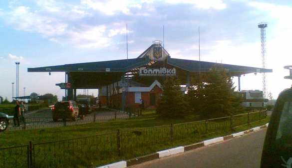 Украинские пограничники издеваются над пересекающими границу россиянами | Русская весна