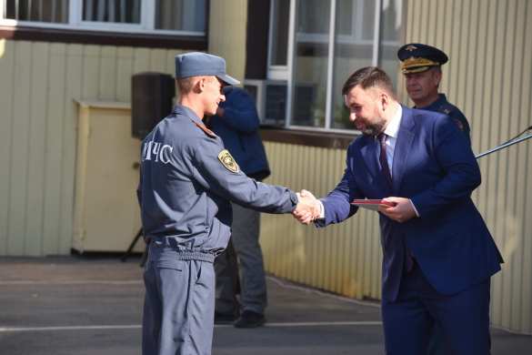 Глава ДНР вручил медали «За отвагу» спасателям, тушившим пожар на нефтебазе (ФОТО) | Русская весна