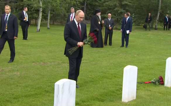 Перед отлётом с Аляски Путин возложил цветы к могилам советских воинов на мемориальном кладбище «Форт Ричардсон» (ВИДЕО) | Русская весна