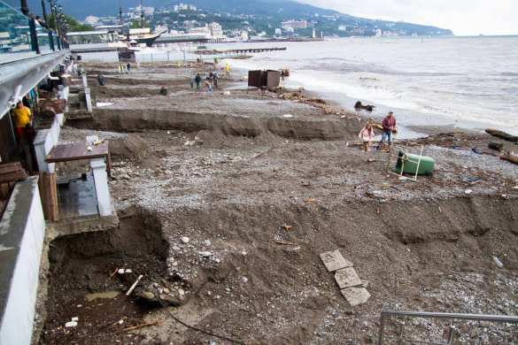 Сходят сели, размыло пляжи: циклон нанёс страшный удар по Ялте (ФОТО, ВИДЕО) | Русская весна