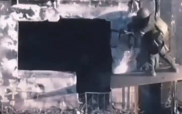 Героические кадры: наш десантник через балкон штурмует укрытие боевиков ВСУ (ВИДЕО) | Русская весна