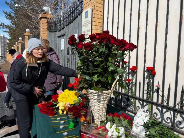 По всему миру люди шокированы трагедией и несут цветы к посольствам России (ФОТО, ВИДЕО) | Русская весна