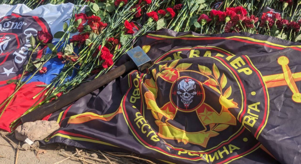 Народ скорбит и прощается: стихийные мемориалы в память о Евгении Пригожине и «том самом Вагнере» возникают по всей стране (ФОТО, ВИДЕО) | Русская весна