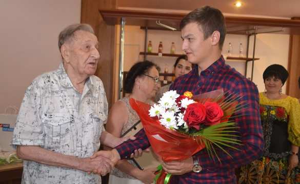 В ЛНР поздравили с 95-летием ветерана Великой Отечественной войны Анатолия Бондаря | Русская весна