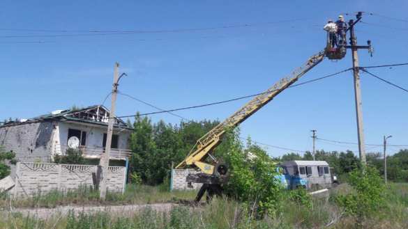 Специалисты восстановили разрушенную обстрелами ВСУ энергоинфраструктуру поселка в Донецке (ФОТО) | Русская весна