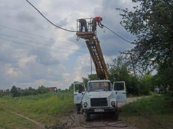 Восстановлено энергоснабжение после обстрела ВСУ в поселке Веселое (ФОТО) | Русская весна