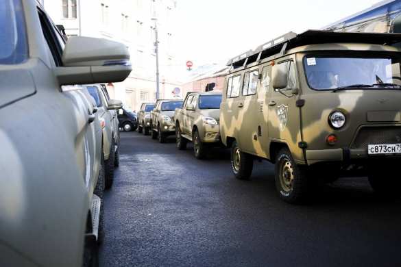Колонна бронемашин едет на помощь фронту из центра Москвы вместе с боевым котом (ФОТО) | Русская весна