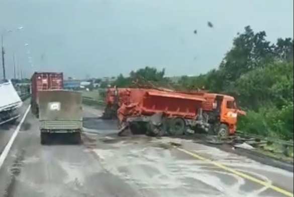 Колонна техники ЧВК «Вагнер» прорвала импровизированные заграждения (ВИДЕО) | Русская весна