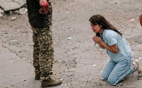 Украинка встала на колени перед боевиками ТЦК, умоляя отпустить её мужа (ФОТО, ВИДЕО) | Русская весна