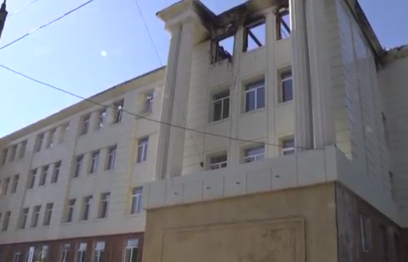 Пленные украинские солдаты помогают восстанавливать школу в Донецке (видео) | Русская весна