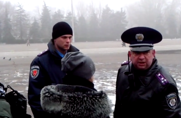 Одесские милиционеры патологически боятся георгиевской ленты (видео) | Русская весна