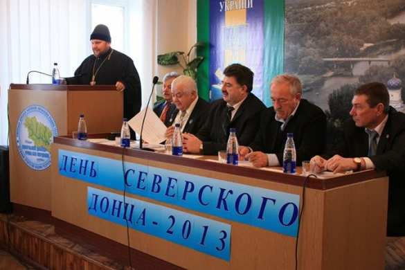 На Троицу в Славянске украинский снаряд попал в квартиру священника, батюшка тяжело контужен, семья чудом спаслась  | Русская весна