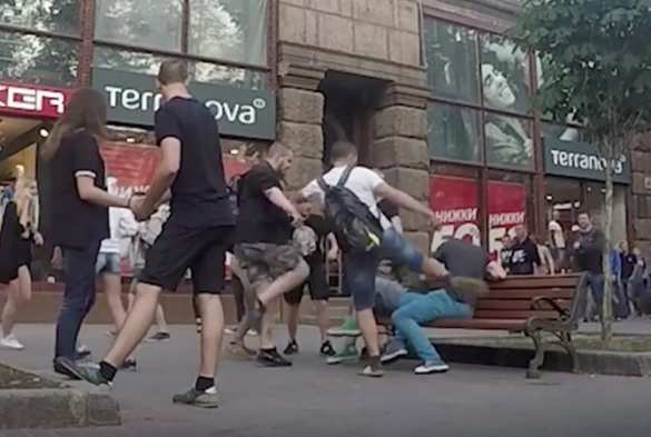 Избиение гомосексуалистов на улицах Киева (ВИДЕО) | Русская весна