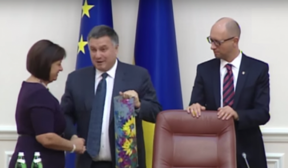 Аваков подарил Яценюку и Яресько расписные гильзы за «подвиг на финансовом фронте» | Русская весна