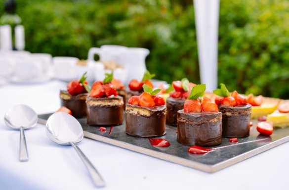 Фуршеты с доставкой: когда офис превращается в праздник и еда сама приходит к вам! | Русская весна