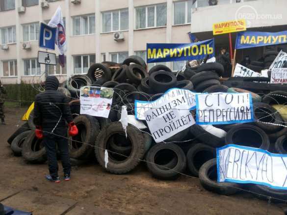 Под Мариупольским горсоветом за ночь возвели еще несколько рядов баррикад | Русская весна