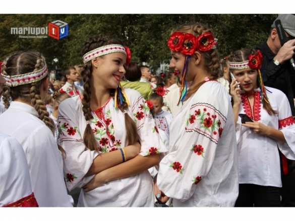 Мариуполь пытаются удержать украинством: шествия в вышиванках, мини-парады. А за городом стрельба (фото, видео) | Русская весна