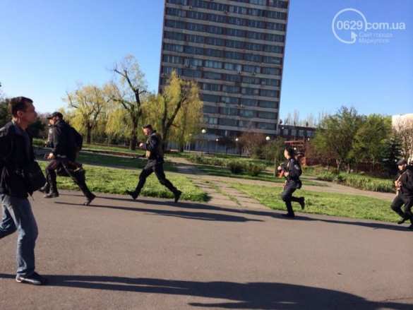 При штурме мэрии Мариуполя есть раненные, город патрулирует нацгвардия (видео) | Русская весна