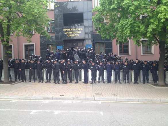 В Донецке штурмуют здание прокуратуры, слышны выстрелы | Русская весна