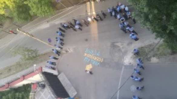 В Харькове силовики охраняют оскорбительную надпись возле российского консульства (ФОТО) | Русская весна