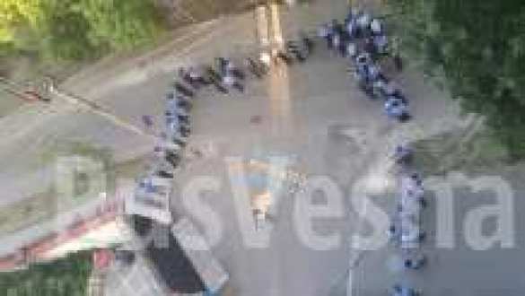 Police defending abusive anti-Russian inscription near Russian consulate in Kharkov | Русская весна