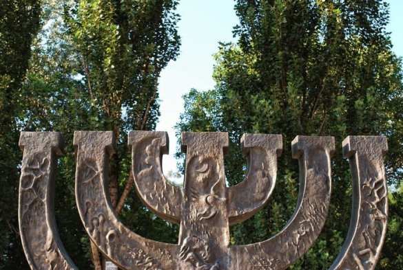 Обыкновенный фашизм: в Киеве фашисты осквернили памятник погибшим в Бабьем Яру | Русская весна