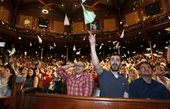 Шнобелевские премии вручили за изучение пчелиных укусов, поцелуев и длительности мочеиспускания | Русская весна