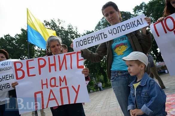 Матери, жены и дети военных пикетировали Раду, с требованием вернуть мужчин домой Матери, жены и дети военных пикетировали Раду, с требованием вернуть мужчин домой | Русская весна