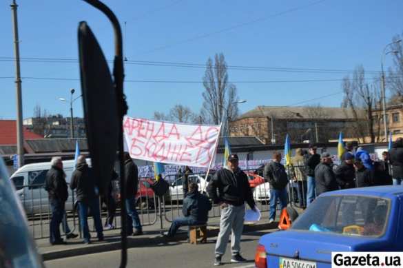 В Киеве уже третий день одну из центральных улиц перекрывают митингующие с экономическими требованиями | Русская весна