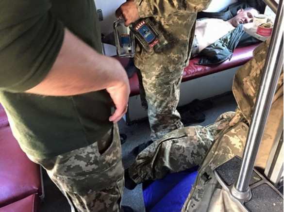 Бойцы ВСУ спиваются от страха перед смертью на войне, зашивают водку в вещи, красят, маскируют под сок | Русская весна