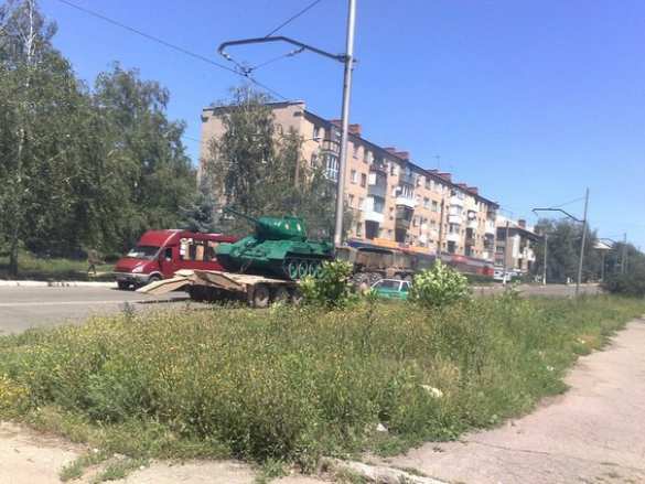В Дружкове ополченцы поставили на вооружение танк Т-34 (видео) В 30 км от Славянска ополченцы поставили на вооружение танк Т-34 (видео) | Русская весна