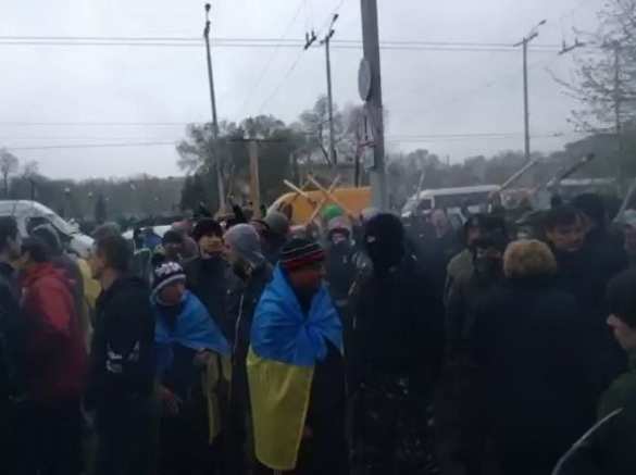 Journaliste Anatoliy Chariy sur les événements à Zaporojié où les combattants  du gouverneur  Kolomoyskiy venus de l&#039;Ouest battent les femmes et les personnes agées. | Русская весна