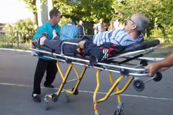 Под новым обстрелом в Славянске погибли трое мирных жителей, врачи борются за жизнь пятилетнего Арсения (видео 18+) Под новым обстрелом в Славянске погибли трое мирных жителей, тяжело ранен пятилетний Арсений (видео 18+) | Русская весна