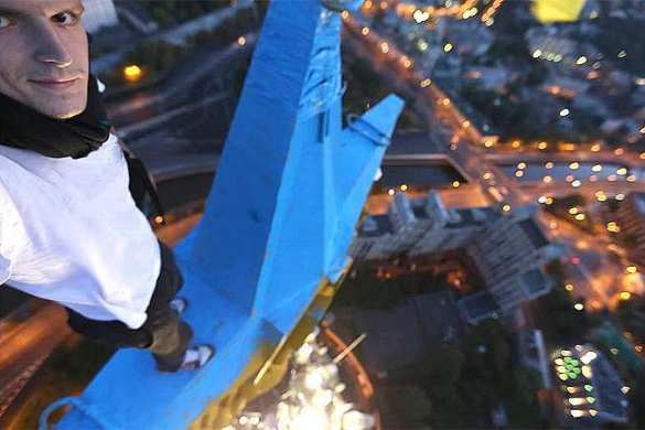 Украинский руфер признался в осквернении высотки на Котельнической набережной | Русская весна