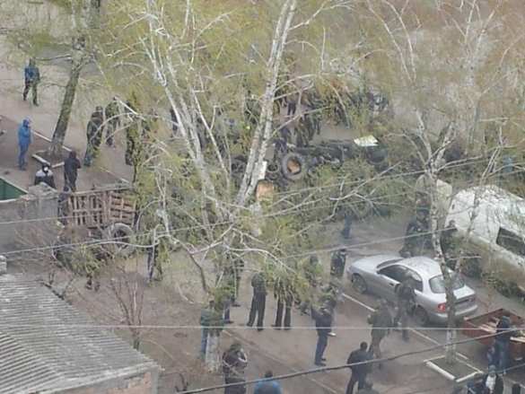 Фотолента: В Славянске сейчас возводят баррикады и берут под контроль стратегические объекты (+видео) | Русская весна