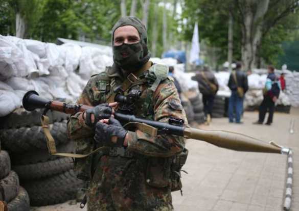 Гранатометчики ополчения ведут огонь по позициям оккупационных войск в аэропорту (видео) | Русская весна