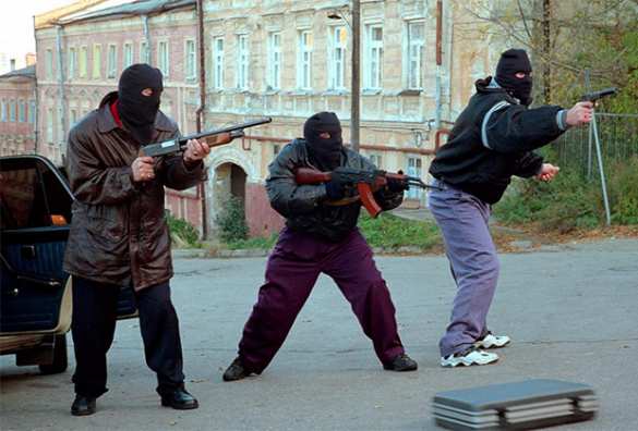 Привет, 90-е: в Запорожской области неизвестные со стрельбой пытались захватить предприятие, десятки задержанных | Русская весна