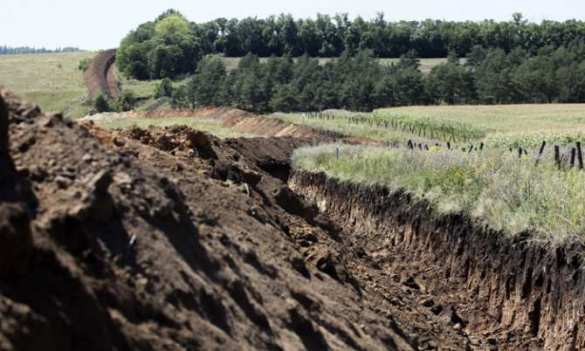 80 км противотанкового рва уже выкопано на границе с Россией | Русская весна