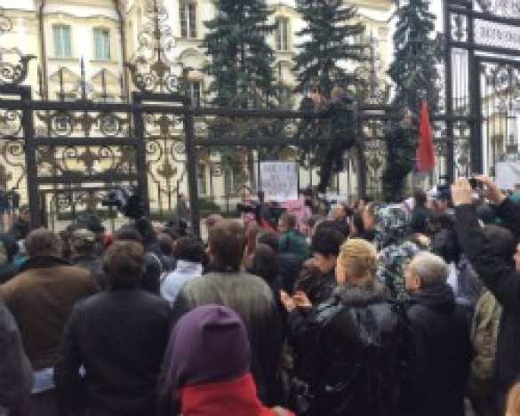 Активисты «Правого сектора» начали штурм здания Верховного суда Украины | Русская весна