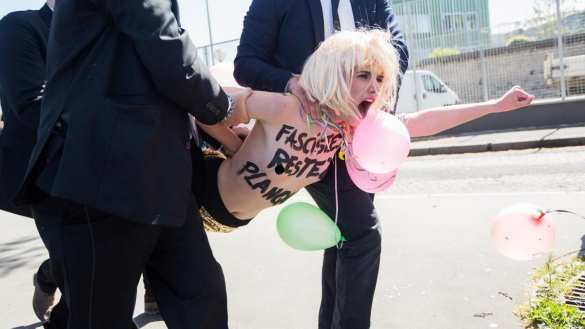 «Остановите войну Путина!»: голую «активистку» Femen скрутили у Елисейского дворца (ВИДЕО) | Русская весна