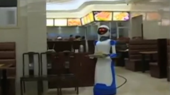 Официантами в Китае работают роботы (видео) | Русская весна