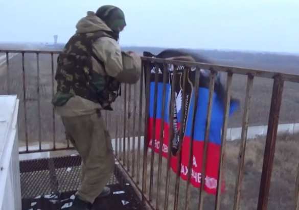Флаг батальона «Сомали» над взлетной полосой донецкого аэропорта (видео) | Русская весна