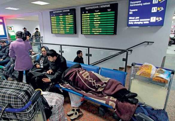 Американец месяц живёт в терминале украинского аэропорта (ВИДЕО) | Русская весна