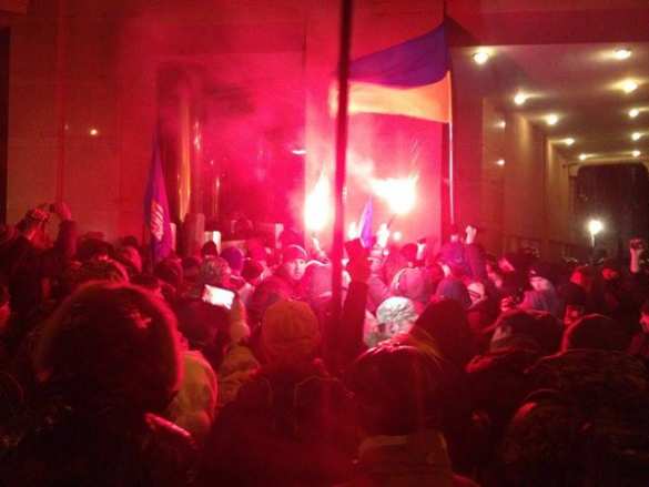 МОЛНИЯ: В Киеве толпа пошла на штурм офиса Ахметова (ФОТО + ВИДЕО) | Русская весна