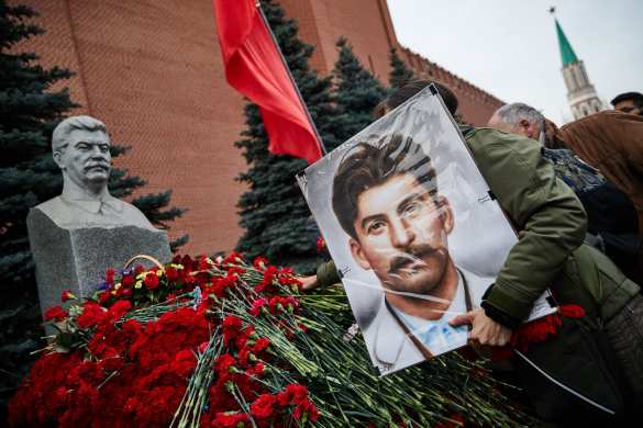 Могилу Сталина завалили цветами (ФОТО) | Русская весна