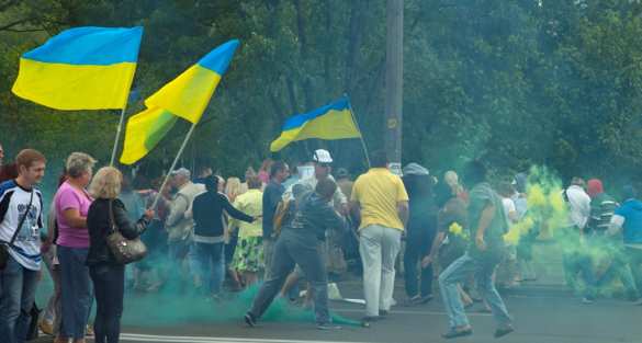В Днепропетровске прошла акция за отставку Порошенко, на активистов напали боевики в масках (ВИДЕО) | Русская весна