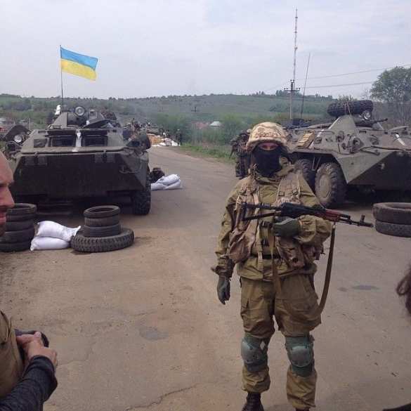 Колонна украинской бронетехники заблокирована в деревне Андреевка со стороны господствующей высоты Карачун (фото + видео) | Русская весна