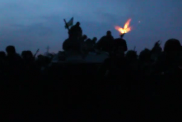 У Андреевки бронетехника прорывается со стрельбой к Славянску сквозь местных жителей (видео) | Русская весна